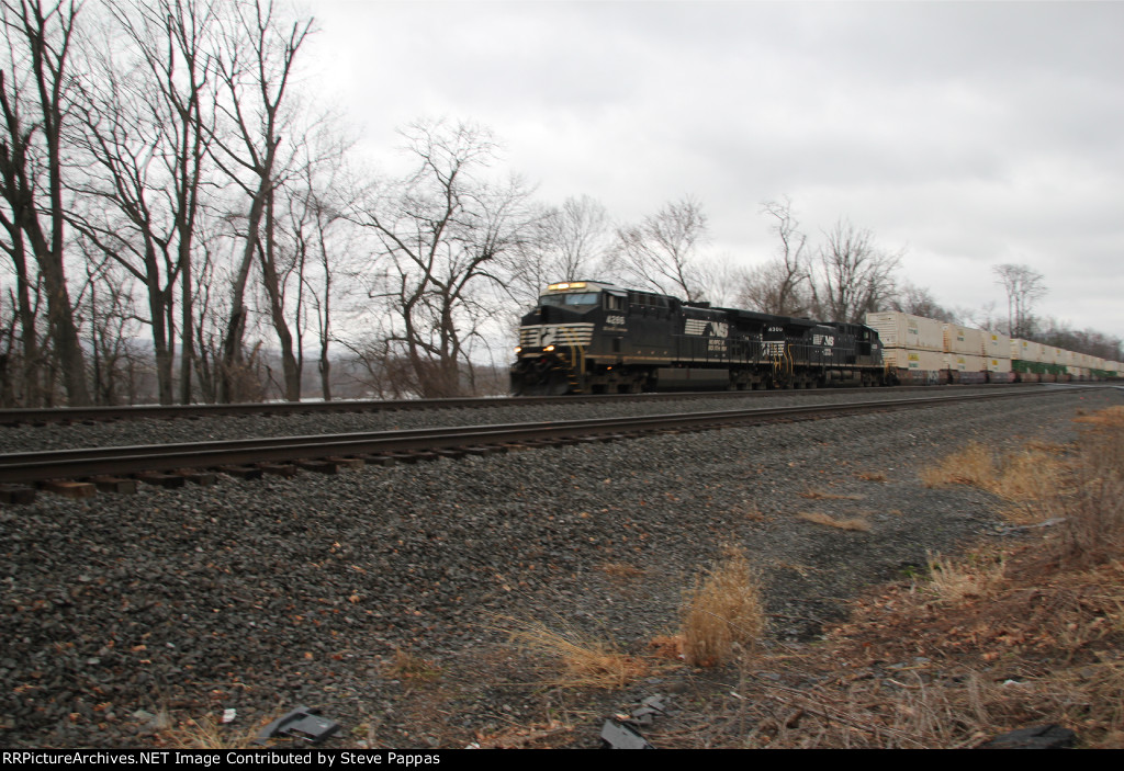 NS 4286 and 4309 take train 28X west